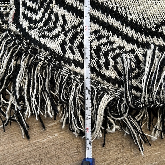 Ellison Woman’s Black Cream Fringe Knit Cardigan Geometric One Size - Picture 13 of 13